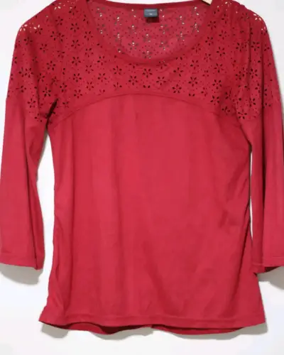Polera roja con diseño calado - miniatura 1
