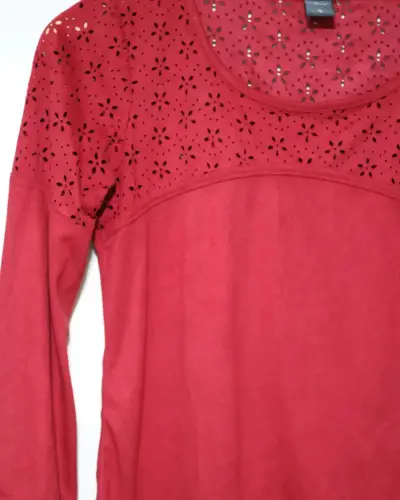 Polera roja con diseño calado - miniatura 2