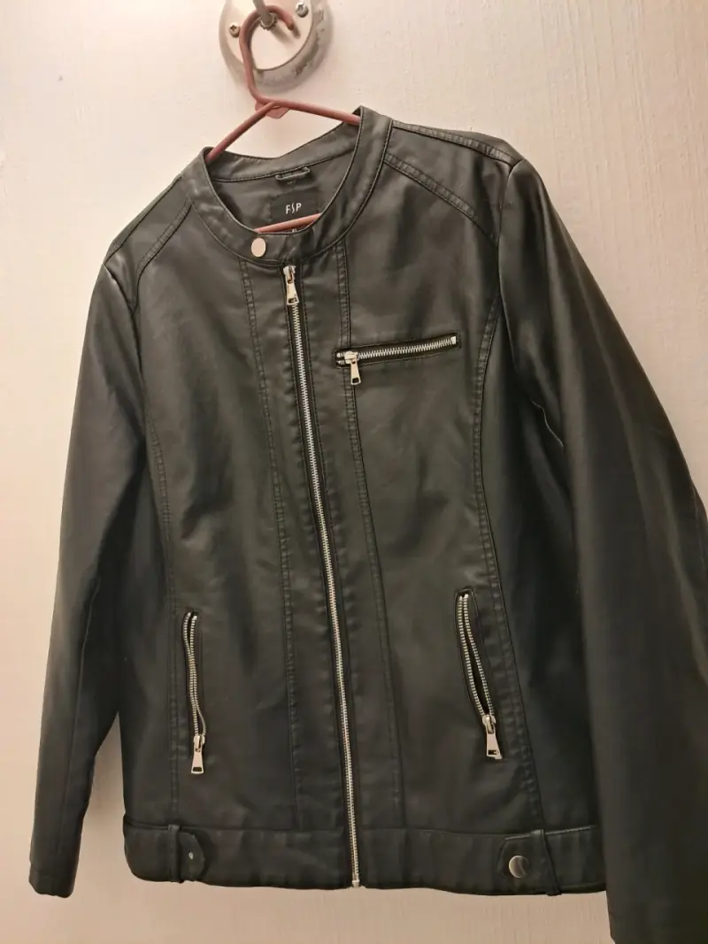 Chaqueta negra de cuero sintético