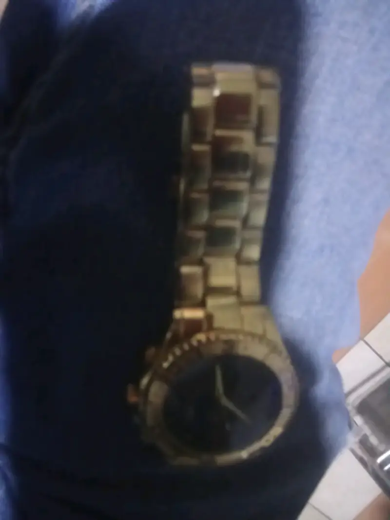 Reloj dorado elegante