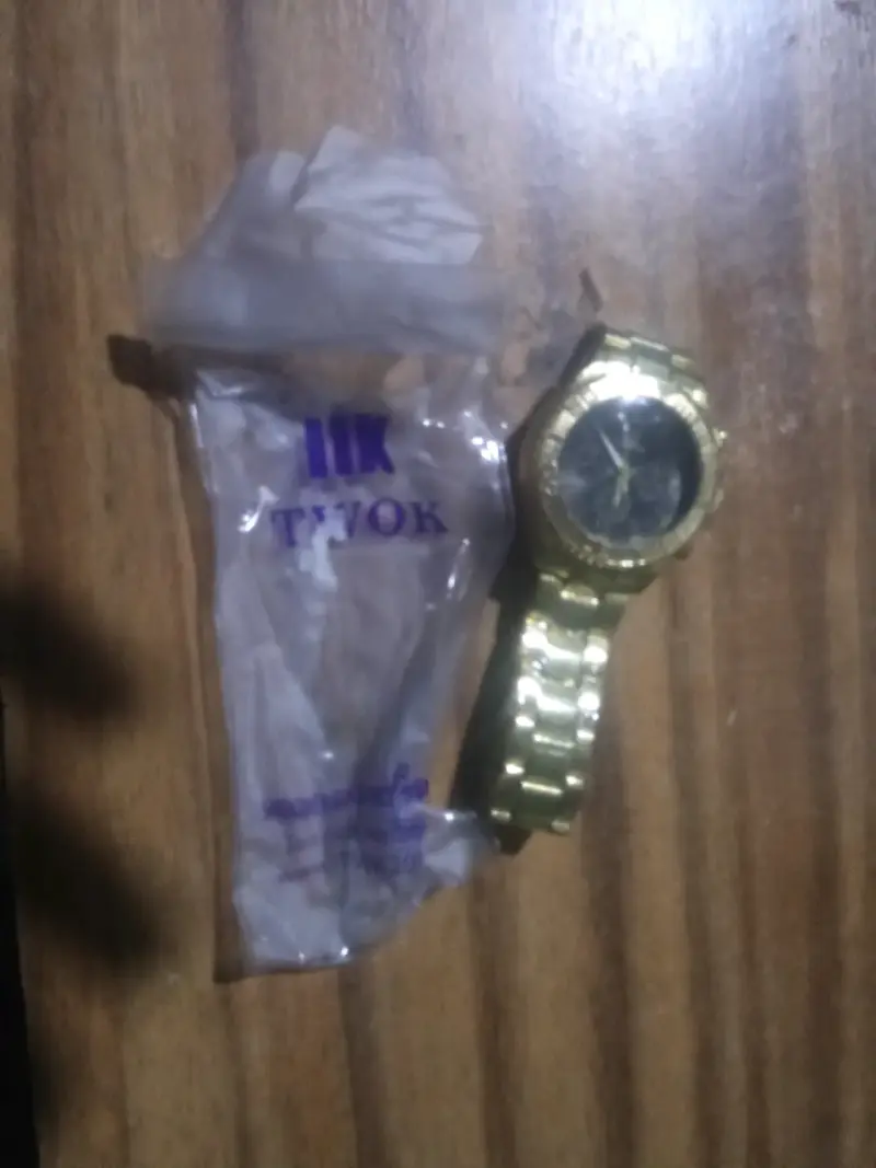 Reloj dorado elegante