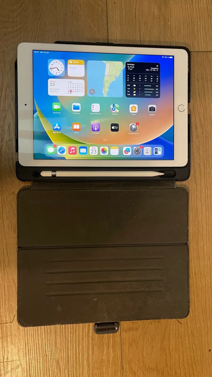 iPad con funda y lápiz - 1