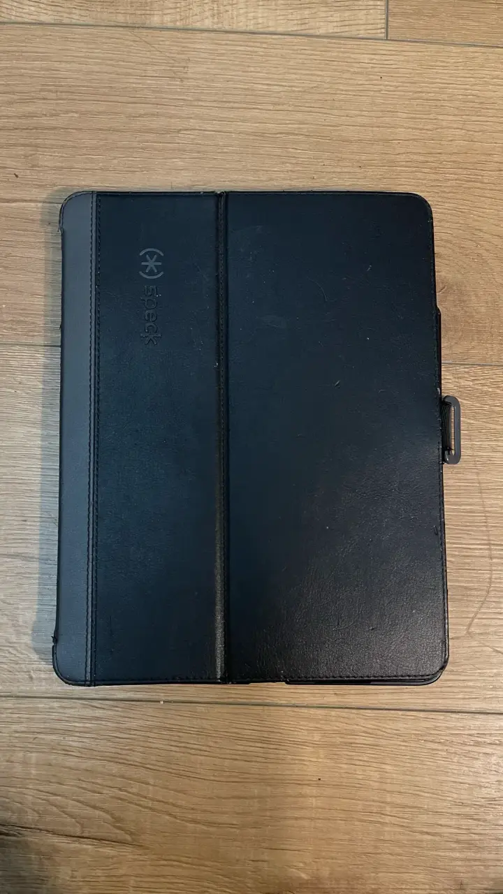 iPad con funda y lápiz - 2