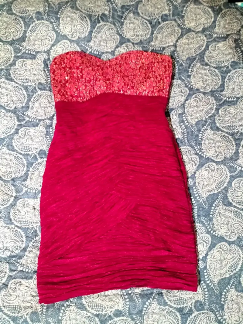 Vestido strapless rojo con lentejuelas - 1