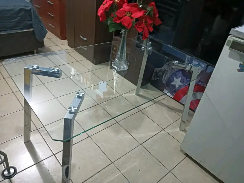 Mesa de vidrio con patas de metal - 1