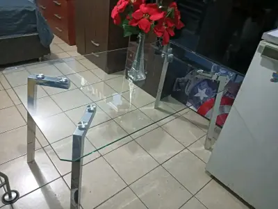 Mesa de vidrio con patas de metal - miniatura 1
