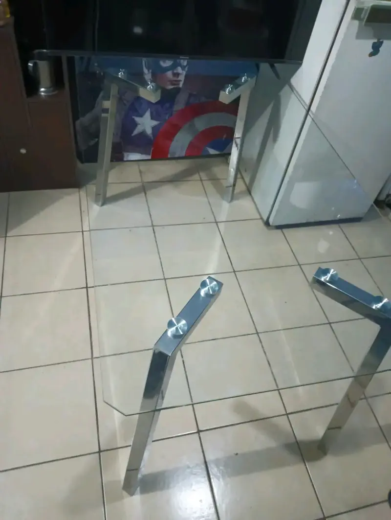 Mesa de vidrio con patas de metal - 2