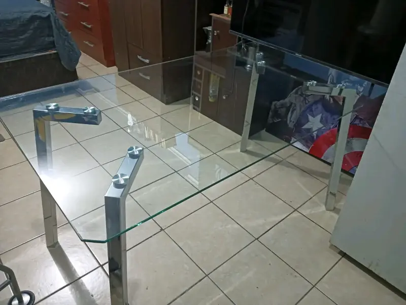 Mesa de vidrio con patas de metal - 3