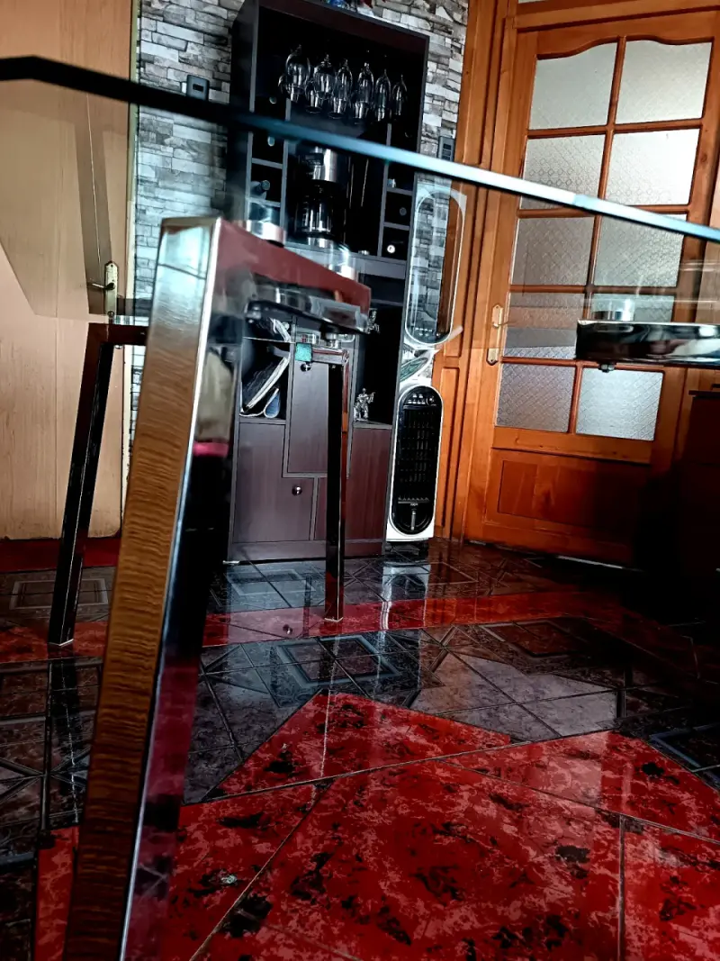 Mesa de vidrio con patas de metal - 4