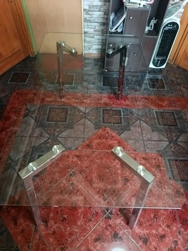 Mesa de vidrio con patas de metal - 5