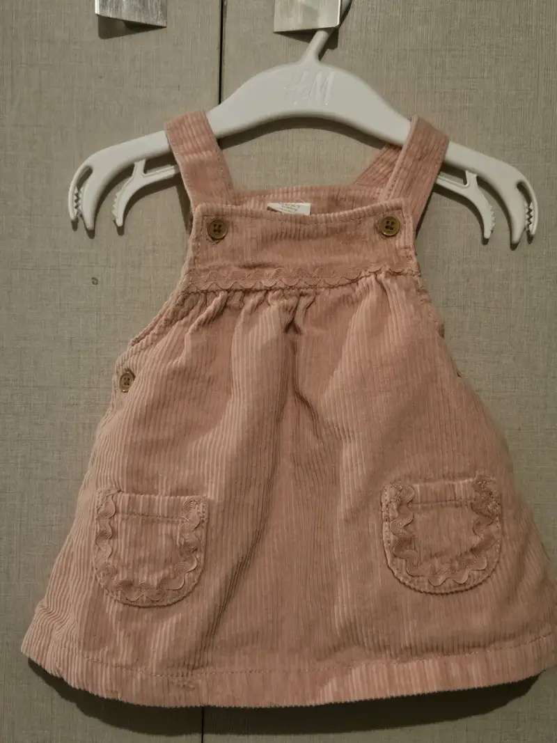 Vestido de bebé rosado con tirantes - 1