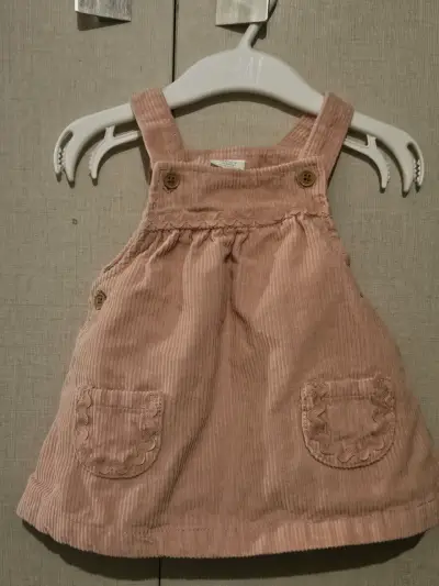 Vestido de bebé rosado con tirantes - miniatura 1