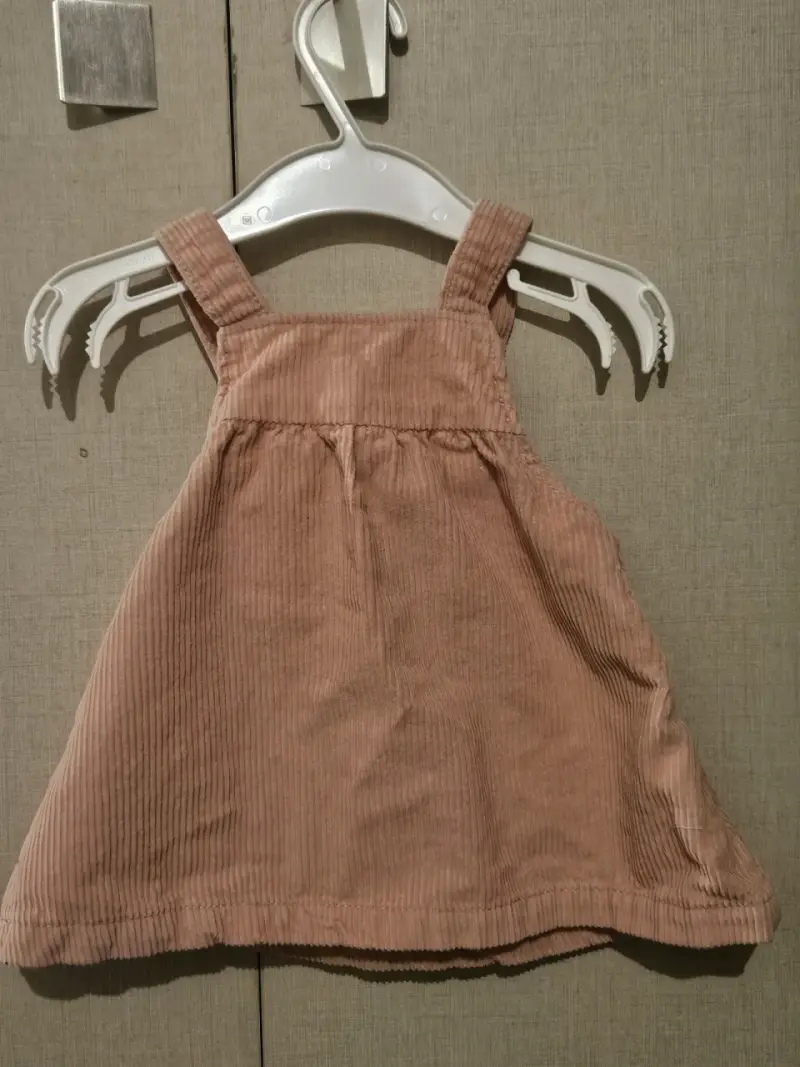Vestido de bebé rosado con tirantes - 2