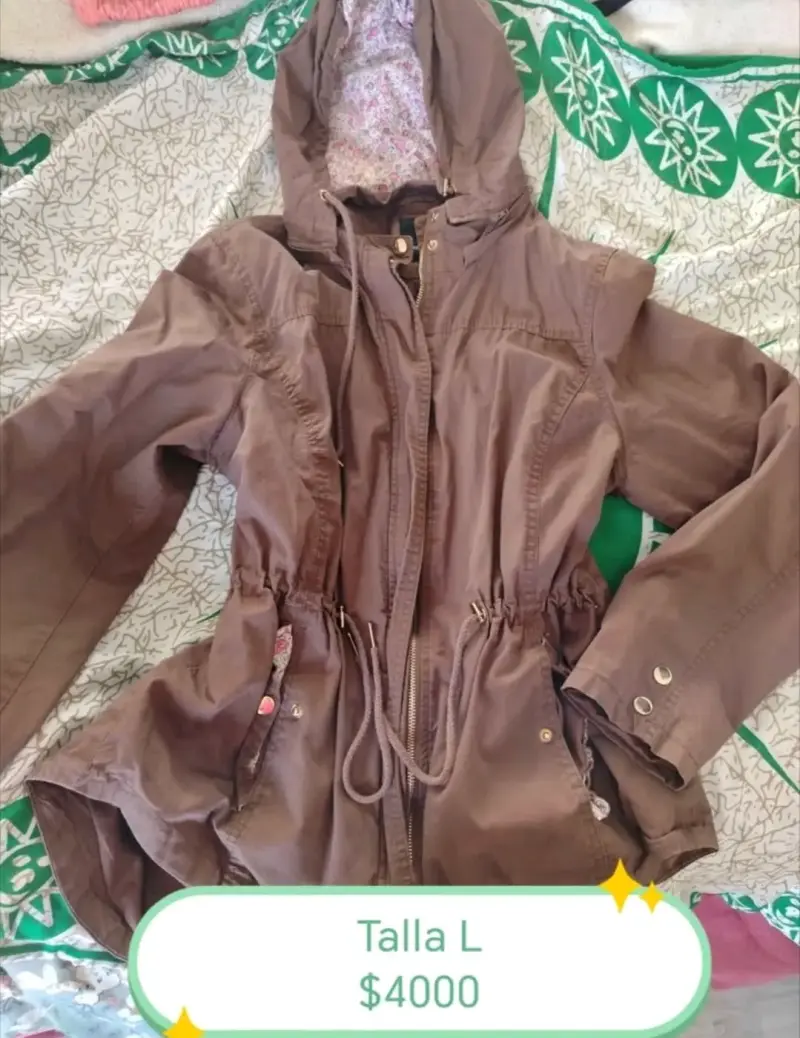 Parka marrón con capucha