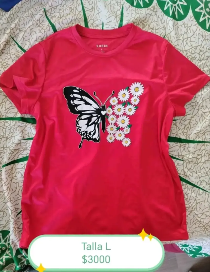 Polera roja con mariposa y flores