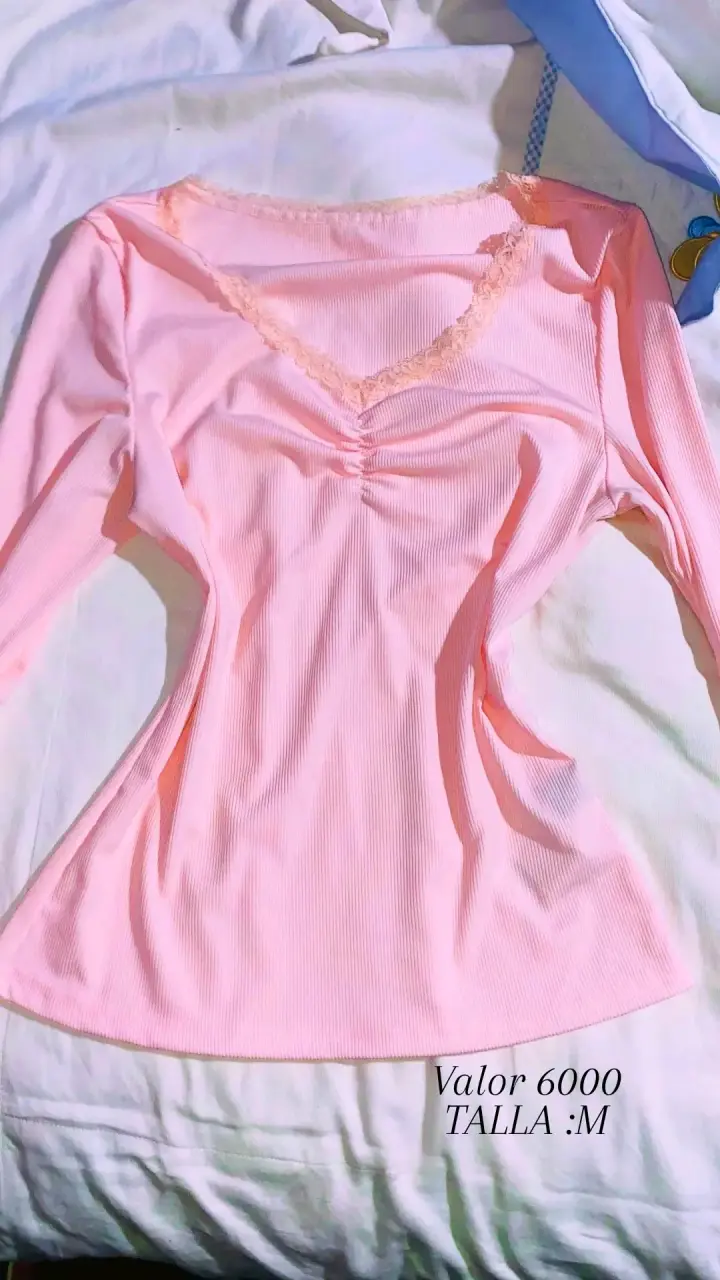 Polera rosada con encaje - 1