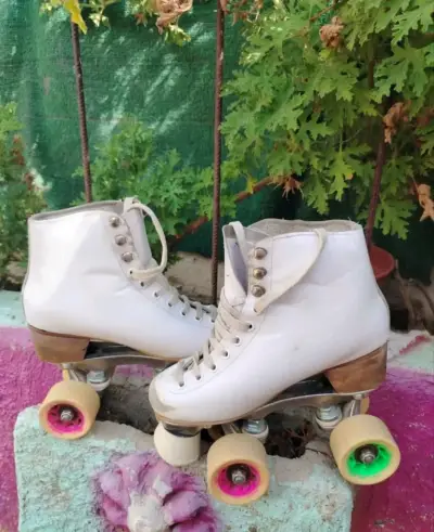 Patines de ruedas blancos vintage - miniatura 1