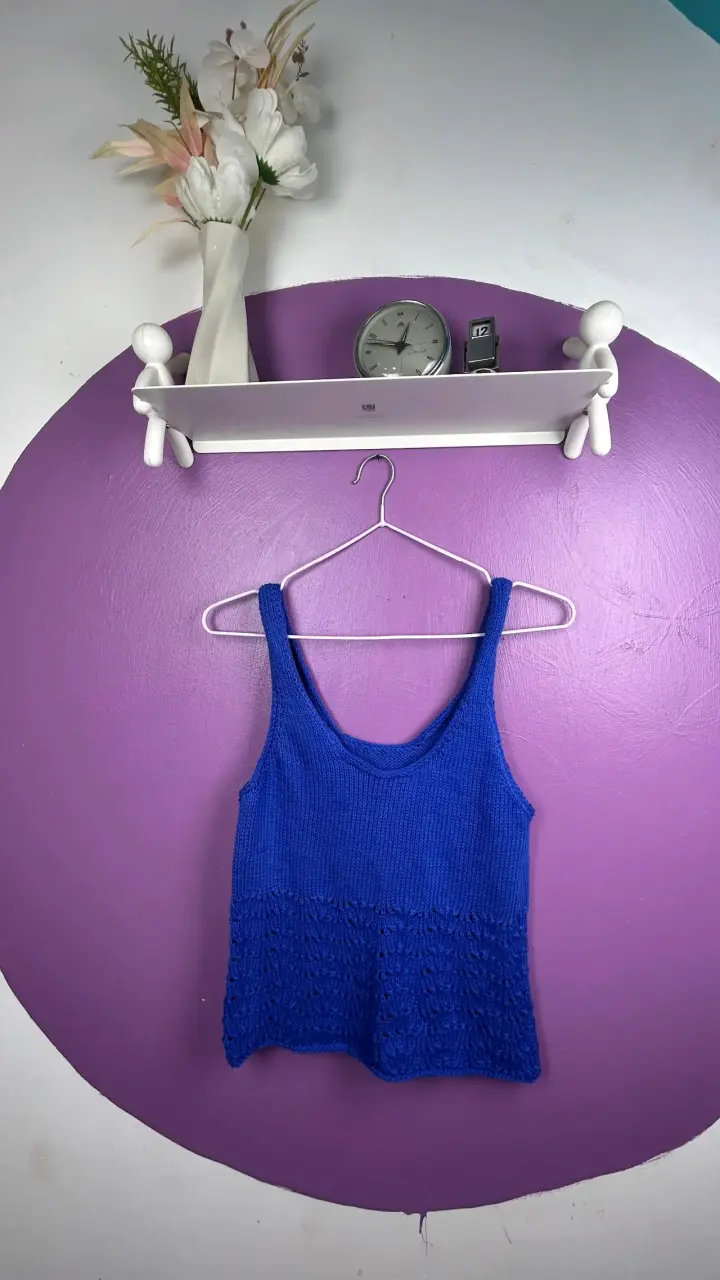 Polera sin mangas azul tejido - 1