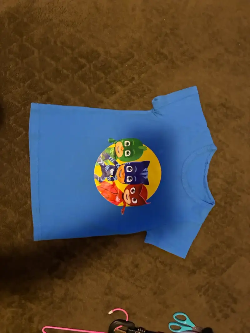 Polera azul infantil con estampado