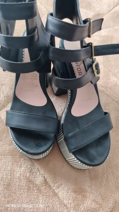 Sandalias negras con taco alto - miniatura 1