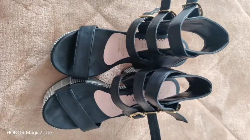 Sandalias negras con taco alto - 2