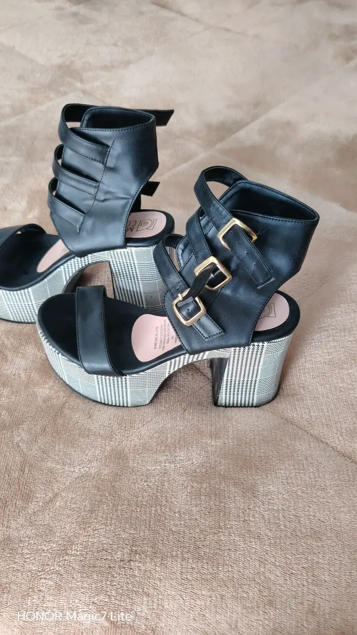 Sandalias negras con taco alto - 3