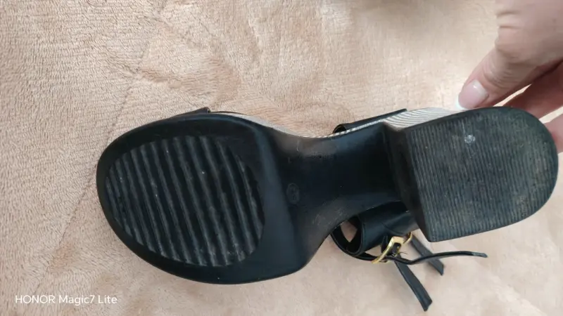 Sandalias negras con taco alto - 4