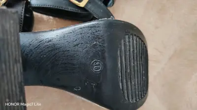 Sandalias negras con taco alto - miniatura 5