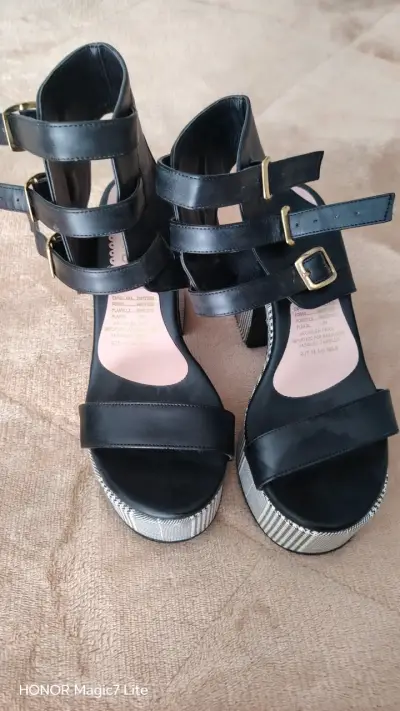 Sandalias negras con taco alto - miniatura 6