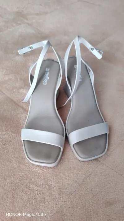 Sandalias blancas de mujer - miniatura 1