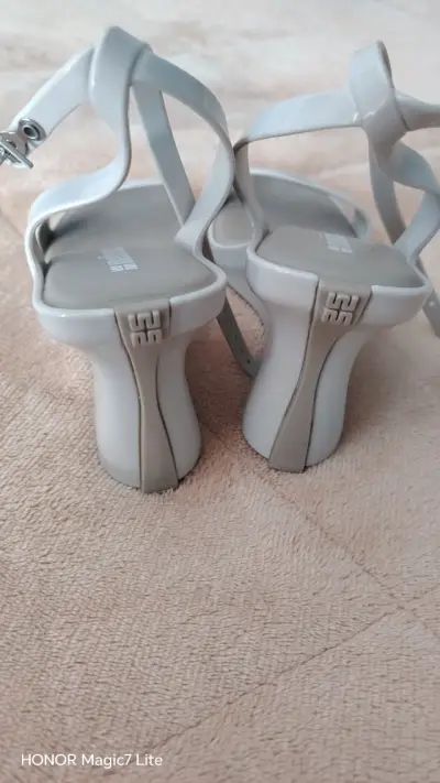 Sandalias blancas de mujer - miniatura 2