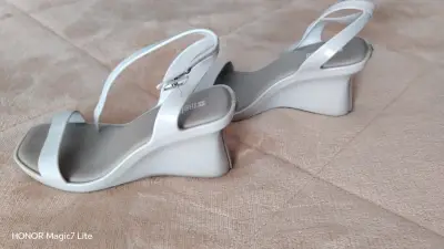 Sandalias blancas de mujer - miniatura 3