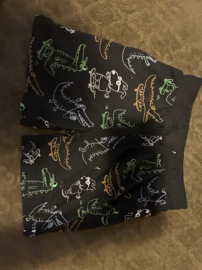 Shorts negros con estampado de cocodrilos - 1