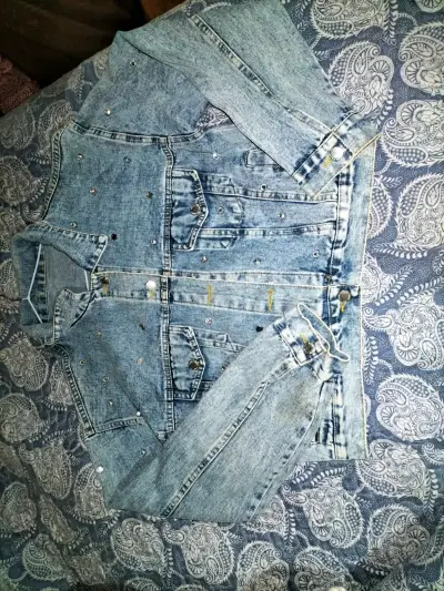 Chaqueta de mezclilla con apliques - miniatura 2