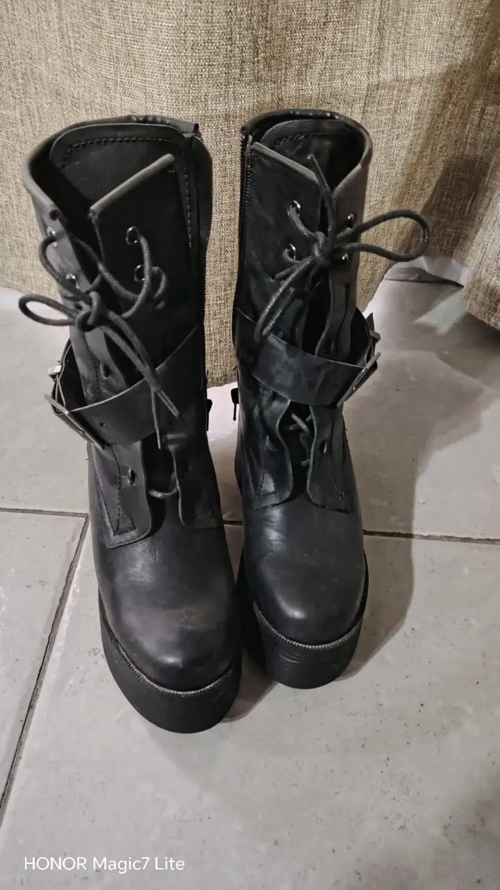 Botas negras con plataforma - 1