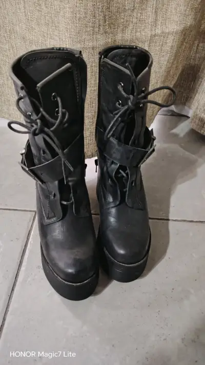 Botas negras con plataforma - miniatura 1