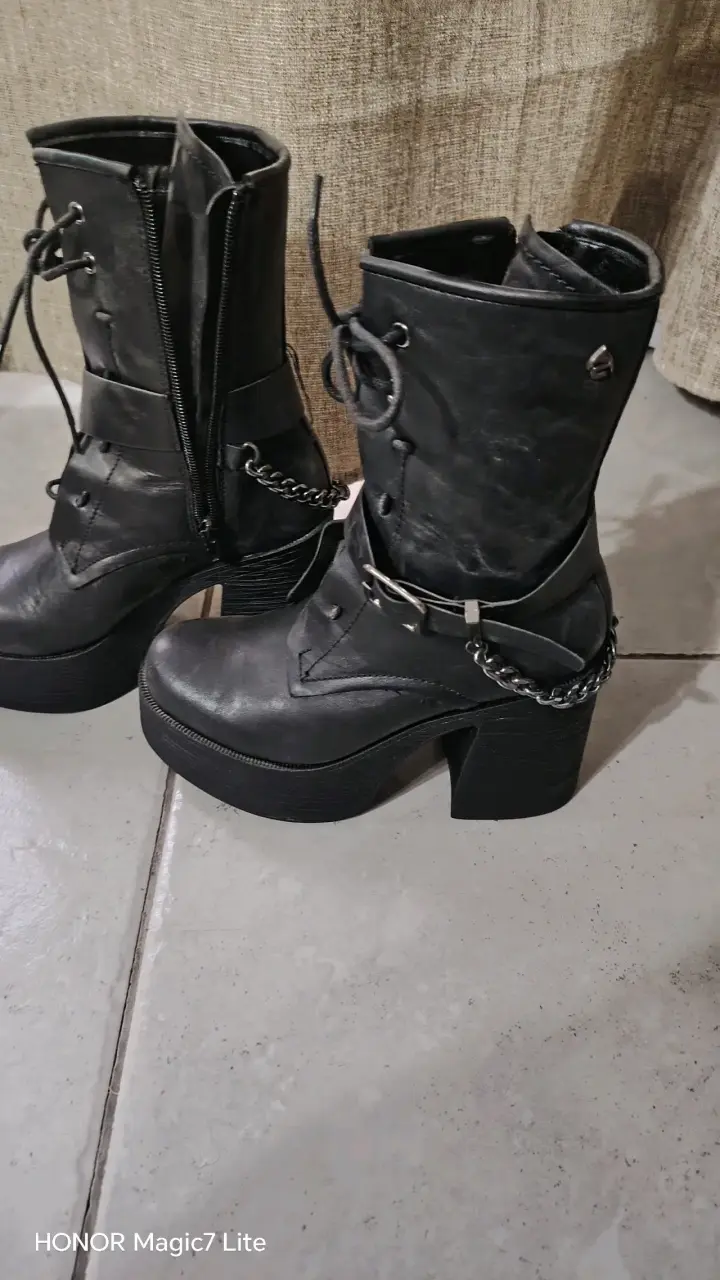 Botas negras con plataforma - 2