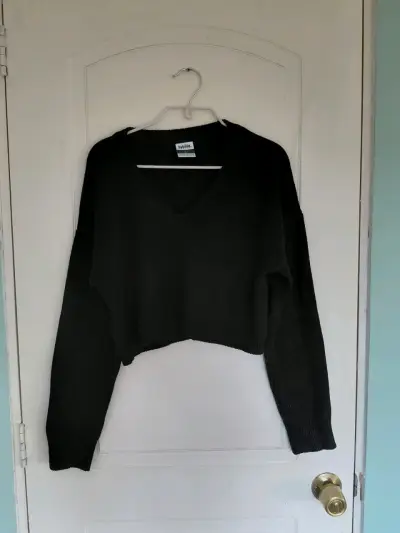 Suéter negro cuello V - miniatura 1