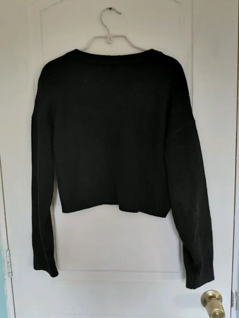 Suéter negro cuello V - 2