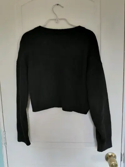 Suéter negro cuello V - miniatura 2