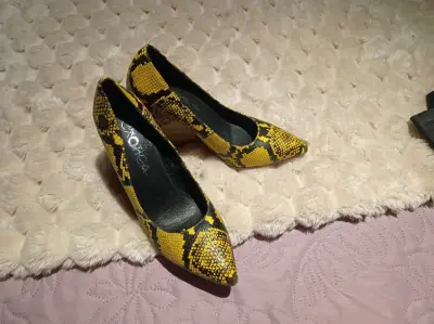 Tacones animal print amarillos - miniatura 3