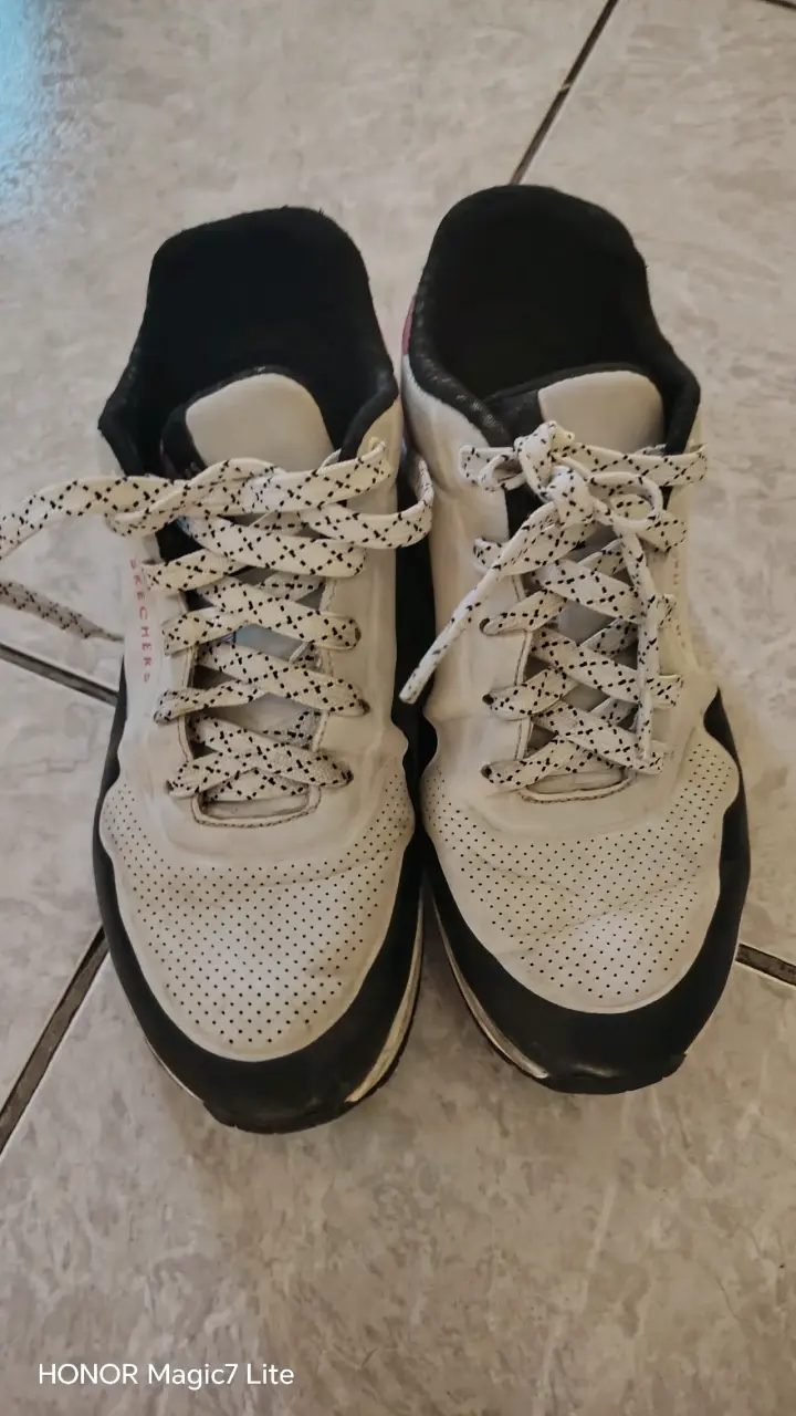 Zapatillas blancas deportivas - 1