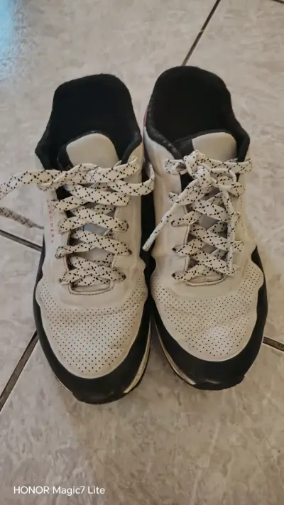 Zapatillas blancas deportivas - miniatura 1