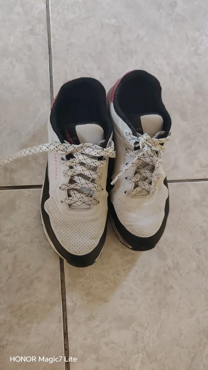 Zapatillas blancas deportivas - 2