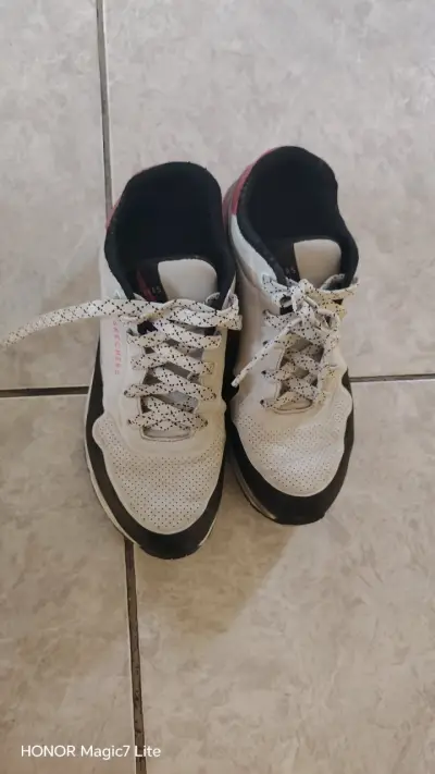 Zapatillas blancas deportivas - miniatura 2