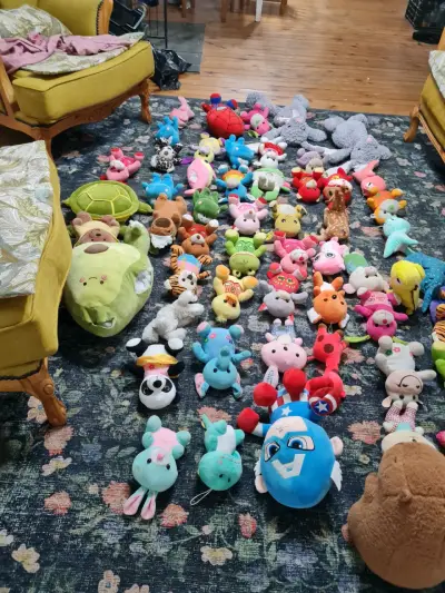 Lote de peluches coloridos - miniatura 4