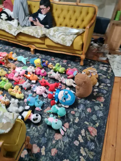 Lote de peluches coloridos - miniatura 5