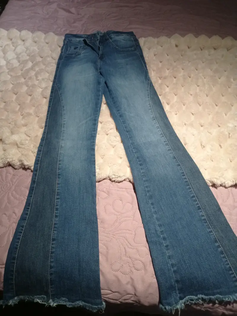 Jeans acampanados azul claro - 1