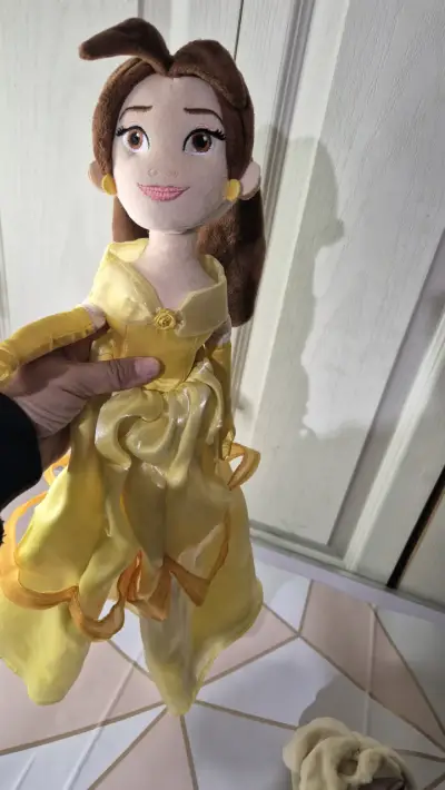 Muñeca de felpa con vestido amarillo - miniatura 1
