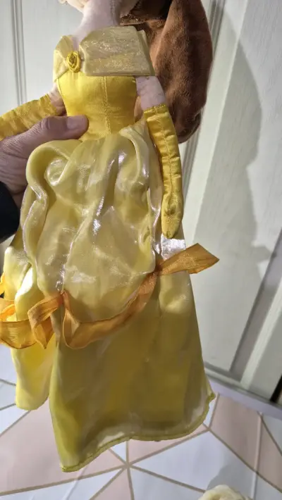 Muñeca de felpa con vestido amarillo - miniatura 2